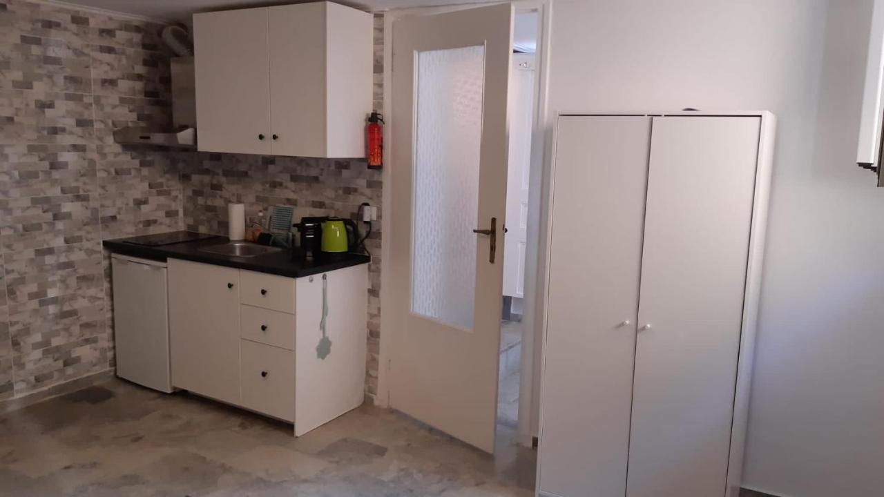Cosy Guesthouse-Souterrain With Garden In City Center Corinth Εξωτερικό φωτογραφία